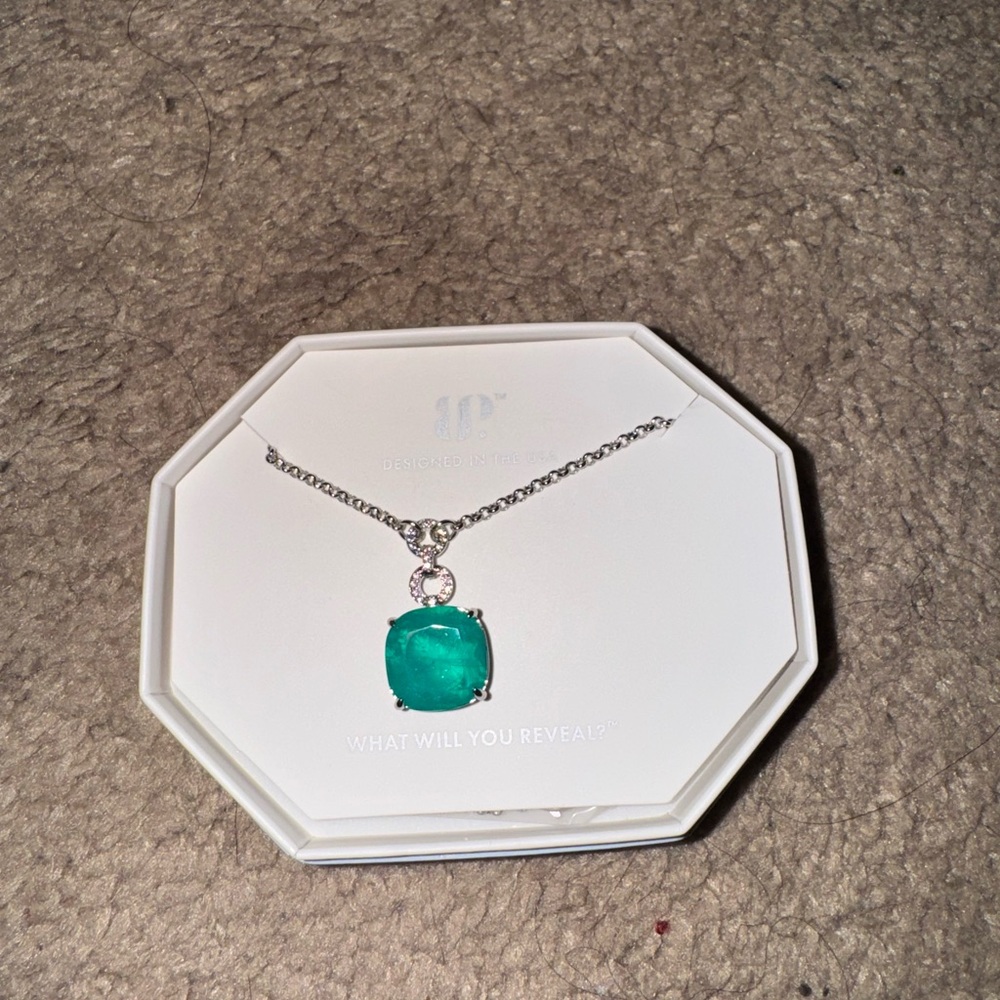 Chic Silver Necklace with Teal Pendant
